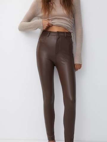 Skinny Pantaloni de la Pull&Bear pe maro: față