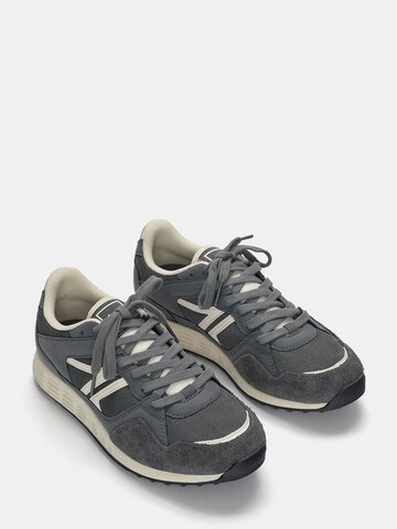 Sneaker bassa di Pull&Bear in grigio