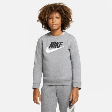 Regular fit Bluză de molton 'Club Futura' de la Nike Sportswear pe gri: față