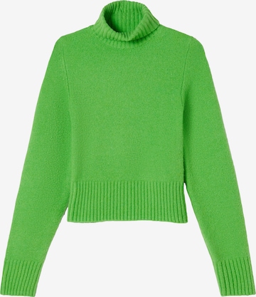 Bershka Sweater in Green: front