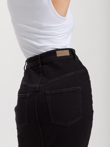 Cross Jeans Skirt 'C 4990' in Black