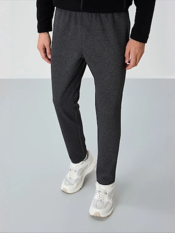 Tommy Life Tapered Workout Pants 'Jogginghose' in Grey