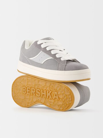 Sneaker bassa di Bershka in grigio