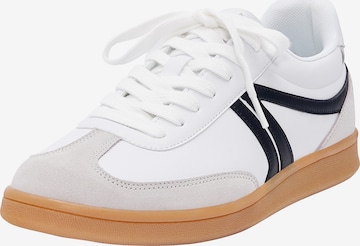 Pull&Bear Sneakers in White: front