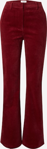 ABOUT YOU x Iconic by Tatiana Kucharova Flared Broek 'Evelyn' in Rood: voorkant