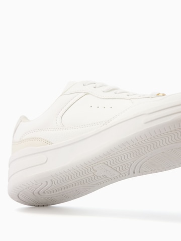 Sneaker bassa di Bershka in bianco