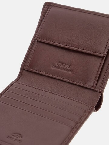GUESS Portemonnaie 'New Boston' in Braun