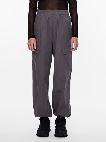 PIECES Tapered Trousers 'Sara' in Grey: front