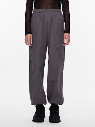 PIECES Tapered Trousers 'Sara' in Grey: front