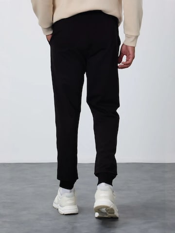 Tommy Life Tapered Sportnadrágok 'Jogginghose' - fekete