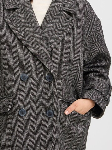 Fransa - Chaqueta de entretiempo 'Mailika' en gris