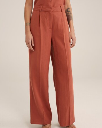 WE Fashion Regular Pleat-front trousers in Brown: front