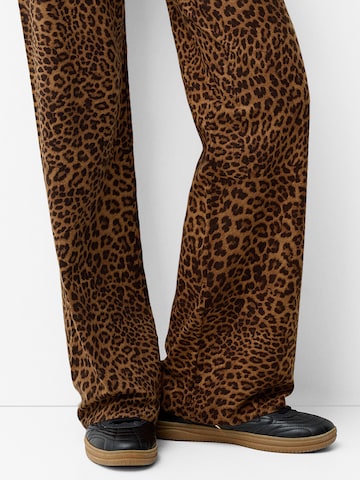 Bershka Levenevä Housut värissä ruskea
