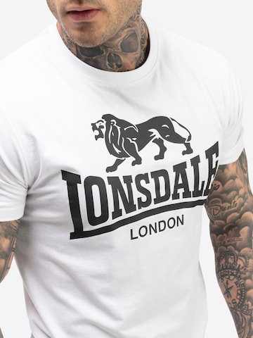 LONSDALE Set 'Mair': T-Shirt und Shorts in Schwarz