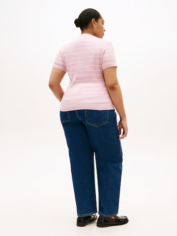 Tricou 'CODY' de la Tommy Hilfiger Curve pe roz