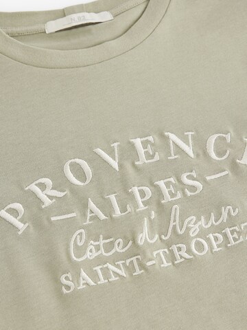 Tricou de la Next pe verde