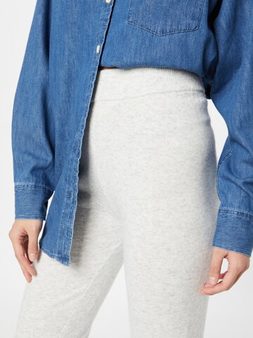 Gina Tricot Tapered Housut 'Melia' värissä harmaa