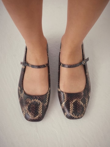 Next Ballerina met riempjes 'Forever Comfort' in Bruin