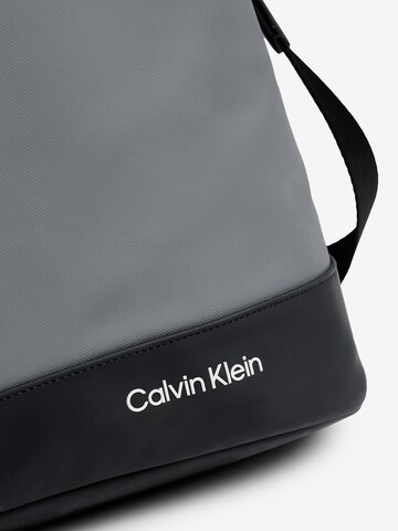 Calvin Klein Weekender in Grau