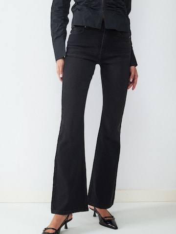 BALMOHK Flared Jeans i sort: forside