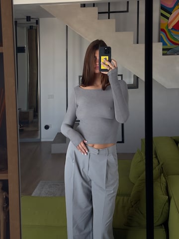 ABOUT YOU x Laura Giurcanu - Loosefit Pantalón de pinzas en gris