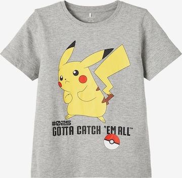 Tricou 'Nikhil Pokemon' de la NAME IT pe gri: față