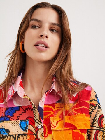 Desigual - Vestidos camiseiros 'Avinyon' em laranja