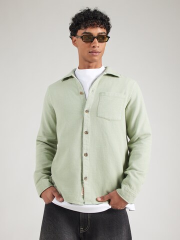 Revolution - Ajuste regular Camisa en verde: frente
