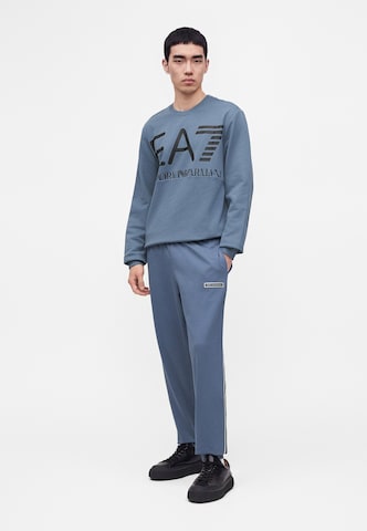 EA7 Emporio Armani Sweatshirt 'TRAIN LOGO SERIES' i blå: framsida