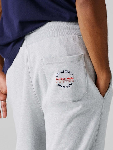 regular Pantaloni di Red Bull Racing x Pepe Jeans in grigio