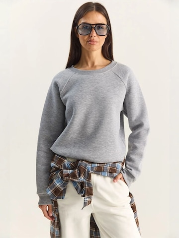Bianco Lucci - Sweatshirt em cinzento: frente