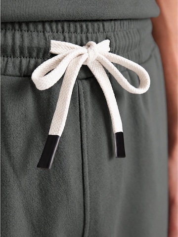 Completo per l'allenamento di Tommy Life in grigio