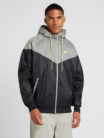 Nike SportswearPrijelazna jakna 'HERITAGE' - crna boja: prednji dio