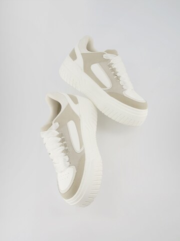 Bershka Sneaker in Beige