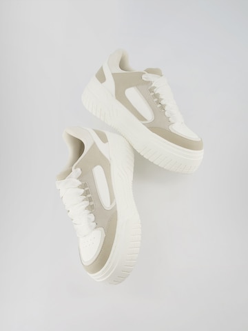 Bershka Sneakers in Beige