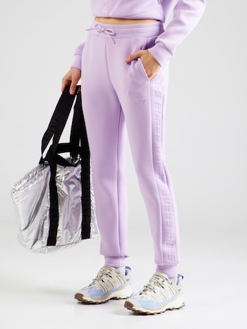 GUESS Zwężany krój Spodnie 'ALLIE' w kolorze fioletowy: przód