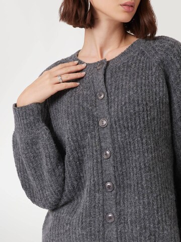 GUESS Strickjacke in Grau