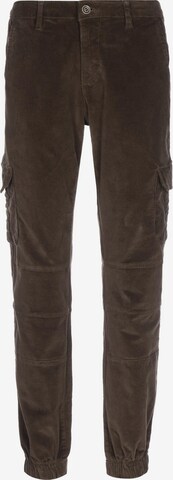 Urban Classics Tapered Cargo Pants in Green: front