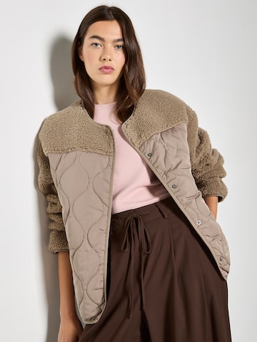Apricot Contrast Borg Quilted Jacket ' ' in Braun: Vorderseite