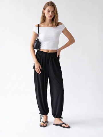 Tapered Pantaloni de la MixRay pe negru
