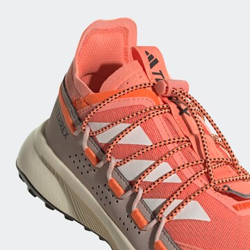 Scarpa bassa 'Voyager 21 Travel' di ADIDAS TERREX in arancione