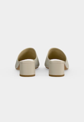 VAGABOND SHOEMAKERS Nizki natikači 'PIPER' | bela barva