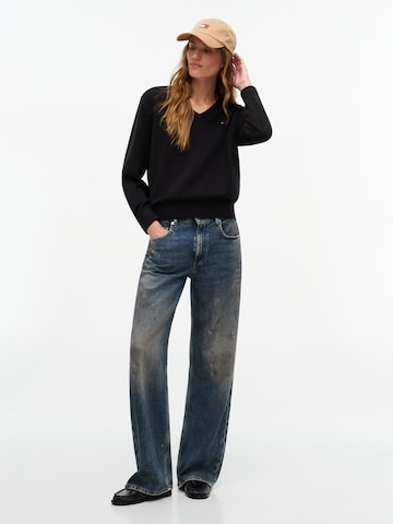 juoda Tommy Jeans Megztinis 'ESSENTIAL': priekis