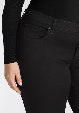 Levi's® Plus Bootcut Jeans in Schwarz