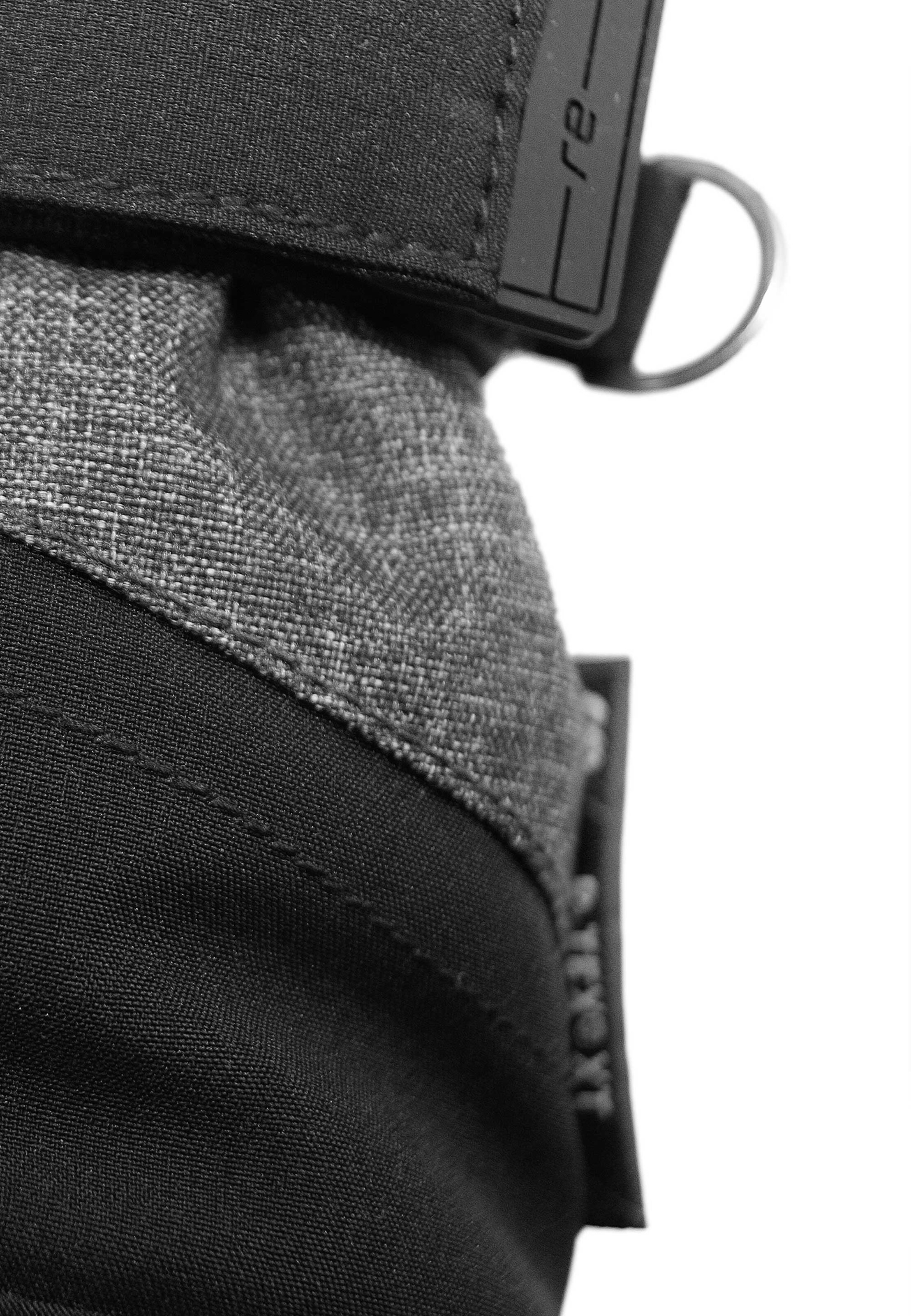 REUSCH Athletic Gloves in Black