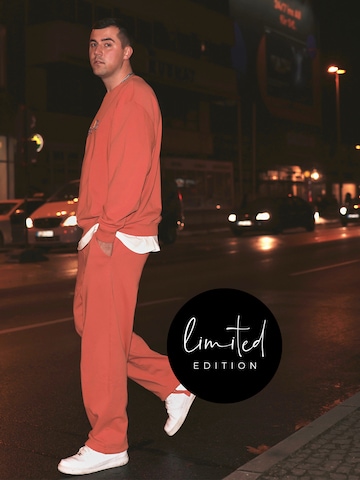 ABOUT YOU Limited Loosefit Broek 'Luis' by Jannik Stutzenberger' in Oranje: voorkant