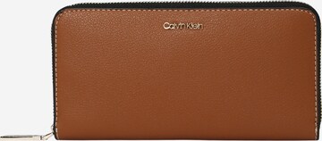 Porte-monnaies Calvin Klein en marron : devant