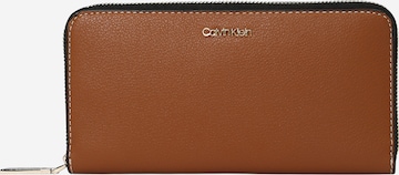 Calvin Klein Portemonnee in Bruin: voorkant