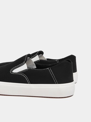 Pull&Bear Trampki slip on w kolorze czarny