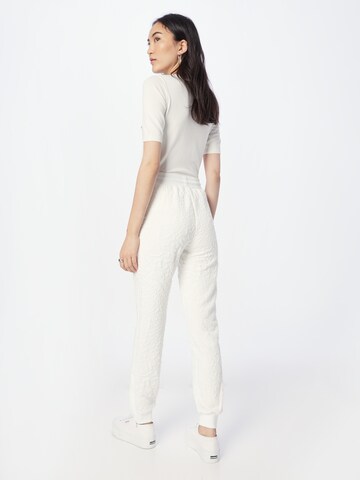 GUESS Tapered Sporthose 'CARINE' in Weiß